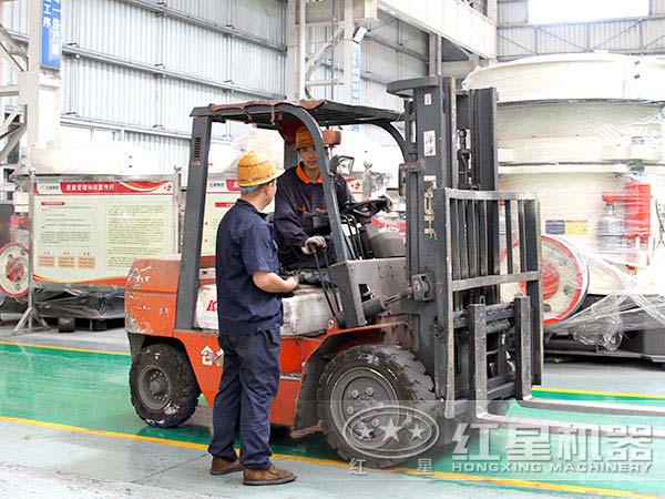 河南紅星4r200目膨潤土雷蒙磨粉機(jī)車間