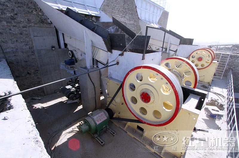 400×600石頭破碎機生產現(xiàn)場